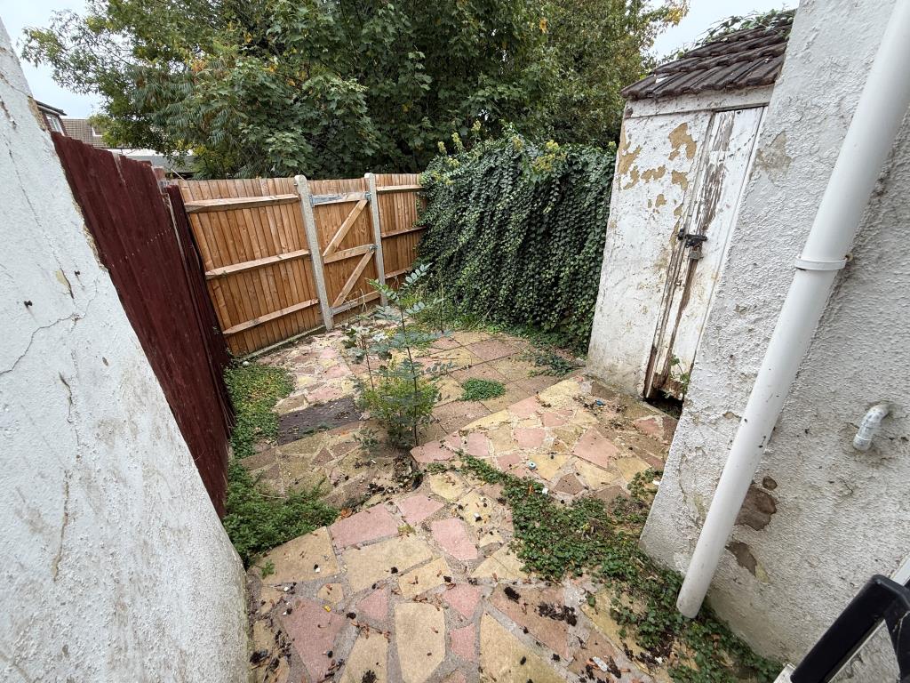 Lot: 133 - MID-TERRACE HOUSE FOR REFURBISHMENT - Garden to rear